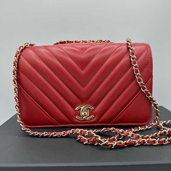 This is a 100% authentic CHANEL Calfskin Chevron Small Flap handbag in 19A Red. - Picture 4 of 16
